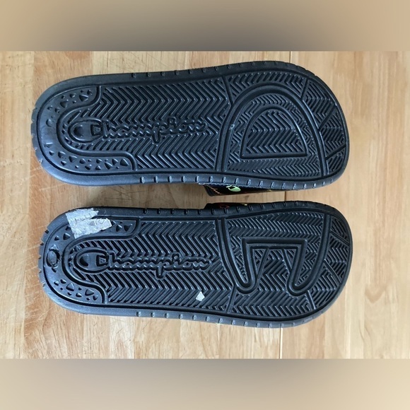 Champion slides in 4Y. Black with pink, blue & yellow accents - Picture 3 of 4
